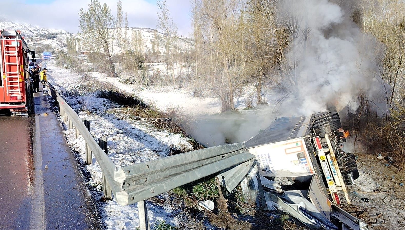 Devrilip alev alan TIR'ın sürücüsü öldü 71 devrilip alev alan tirin surucusu oldu 8ezI8aeU