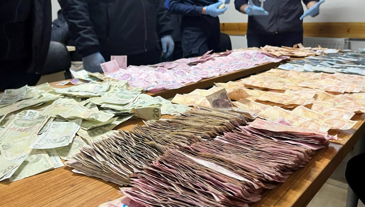 dilencilerin uzerinden binlerce lira ve doviz cikti zwVkMQZy