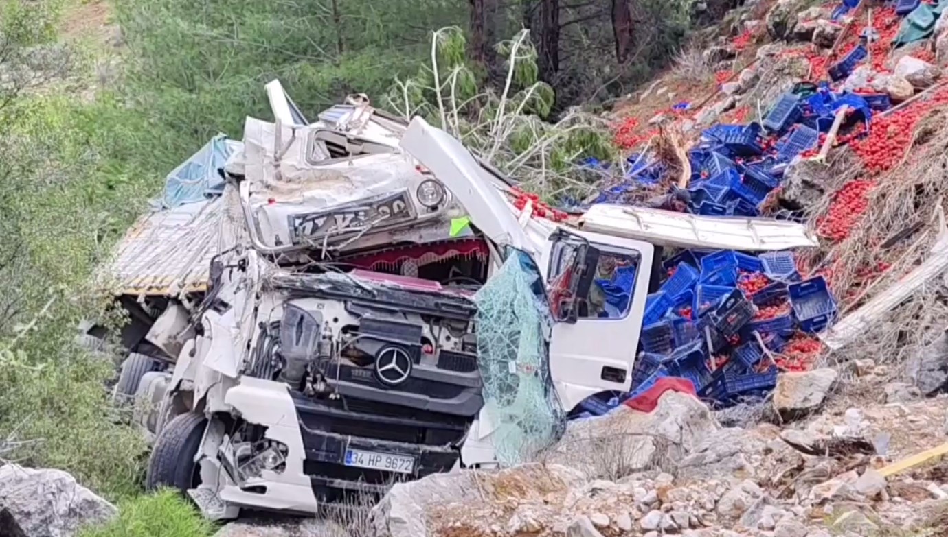 domates yuklu kamyon sarampole uctu tJLGJAZI