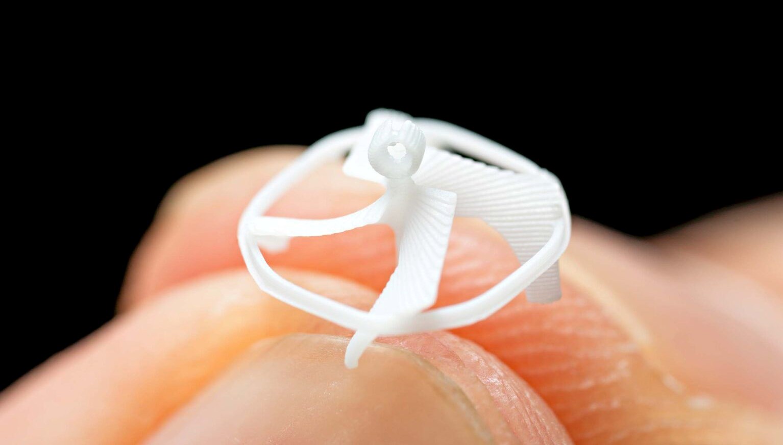 dunyanin en kucuk ucan robotu kablosuz denetim edilebiliyor Bw1vUVe1