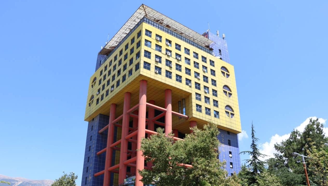 dunyanin en sacma binasinin yerine yeni proje imali basladi Nk2u87hX