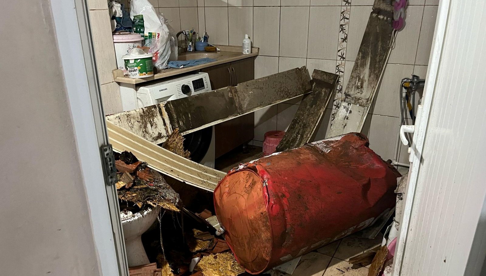 Ege'de Hortum Alarmı: Beyaz Felaket ve Devrilen Ağaçlar 71 egeyi firtina vurdu agac devrildi caddeler beyaza burundu UAkkucPq