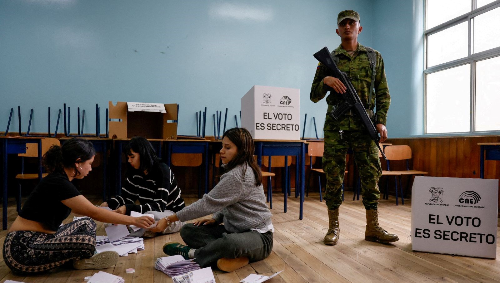 ekvadorda secimi mevcut devlet baskani noboa kazandi OvCe4K73