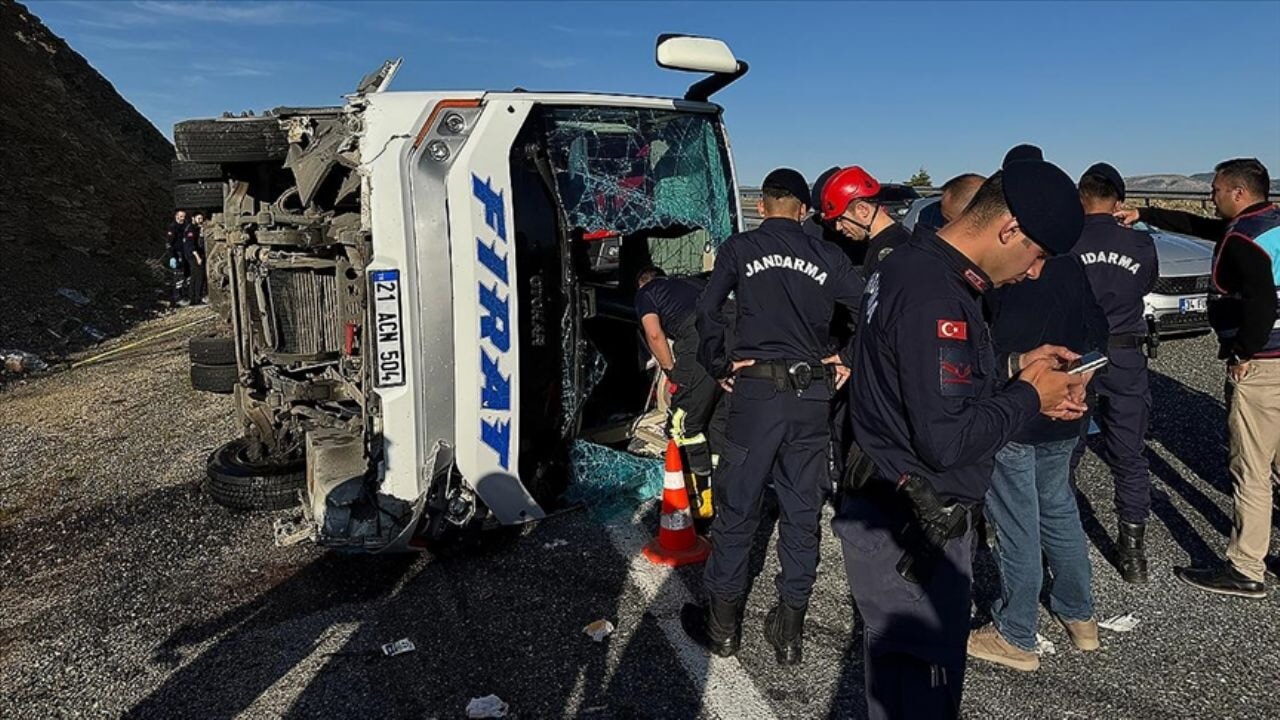 elazigda feci kaza midibus devrildi yol trafige kapandi BkhjYCkf