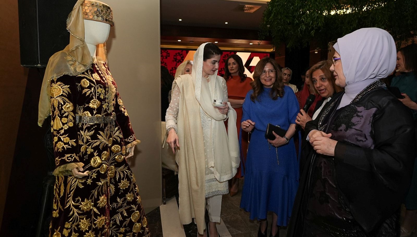 emine erdogan baskan eslerine anadolu kulturunu tanitti RHVVSFdz