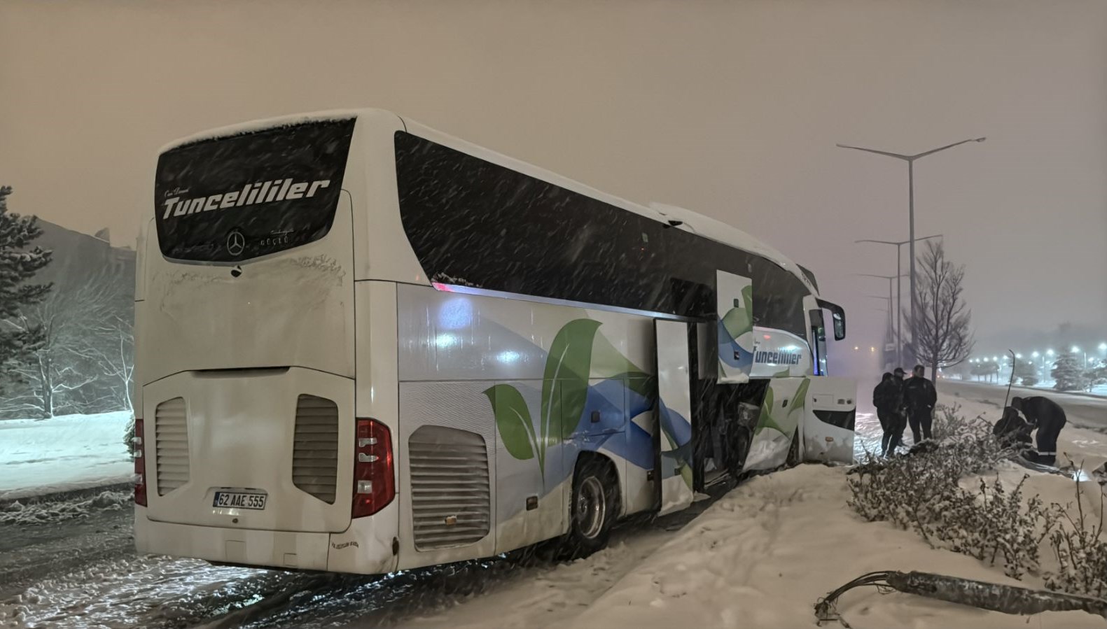 erzincanda yolcu otobusu kazasi iki yarali fZnE7kXO