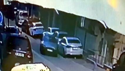 esenyurtta park halindeki iki arabaya carpip kacti K6TRGnAB