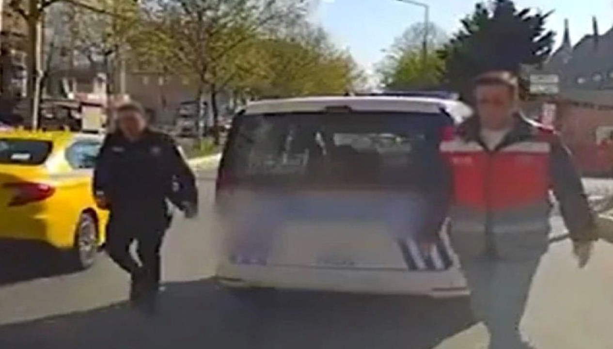 Esenyurt'ta şoförle tartışan polis vazifeden uzaklaştırıldı 71 esenyurtta soforle tartisan polis vazifeden uzaklastirildi OFt9mwlK