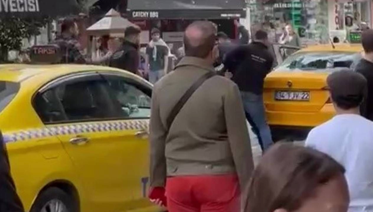 Esnaf ve Taksici Arasında Kanlı Bıçak Kavgası 71 esnaf ile taksici ortasinda bicakli hengame rgORd93P