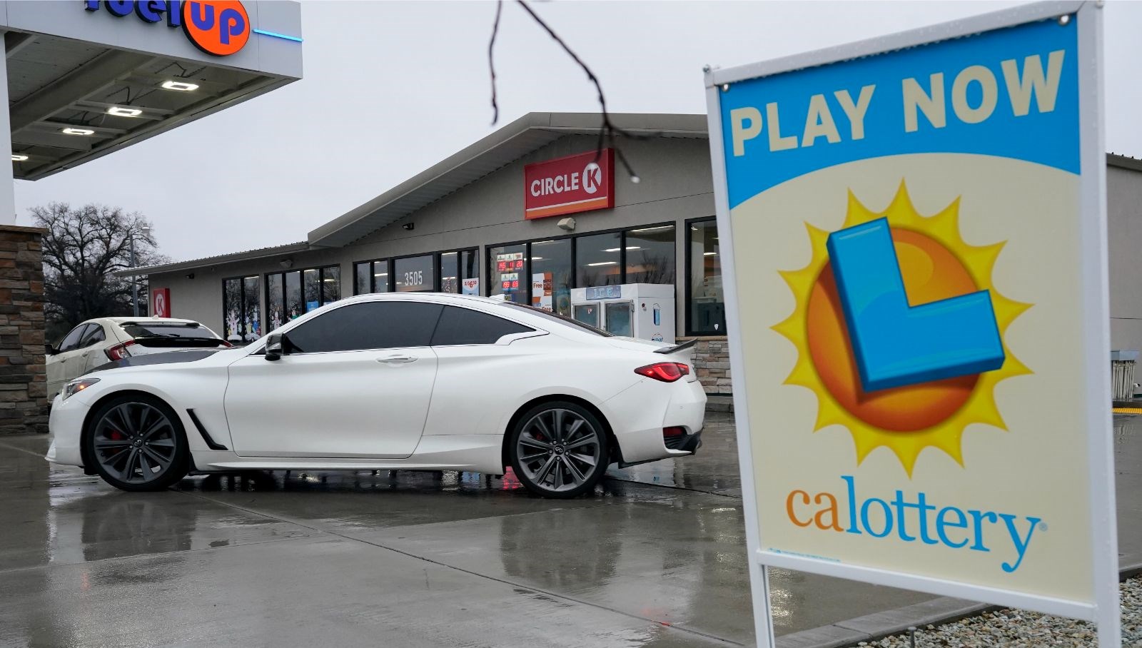 evsiz adam icki dukkanindan aldigi biletle piyangoyu kazandi ujjii6mY