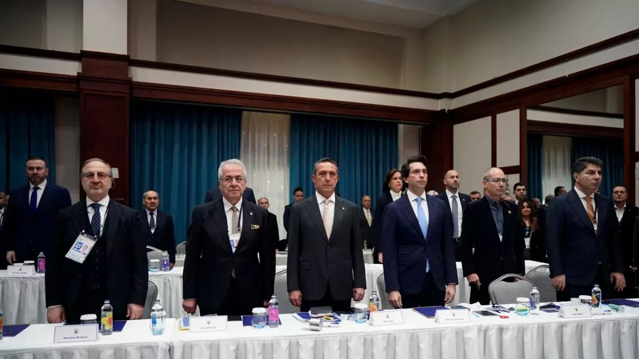 fenerbahce camiasi ayaklandi olaganustu kongre cagrisi