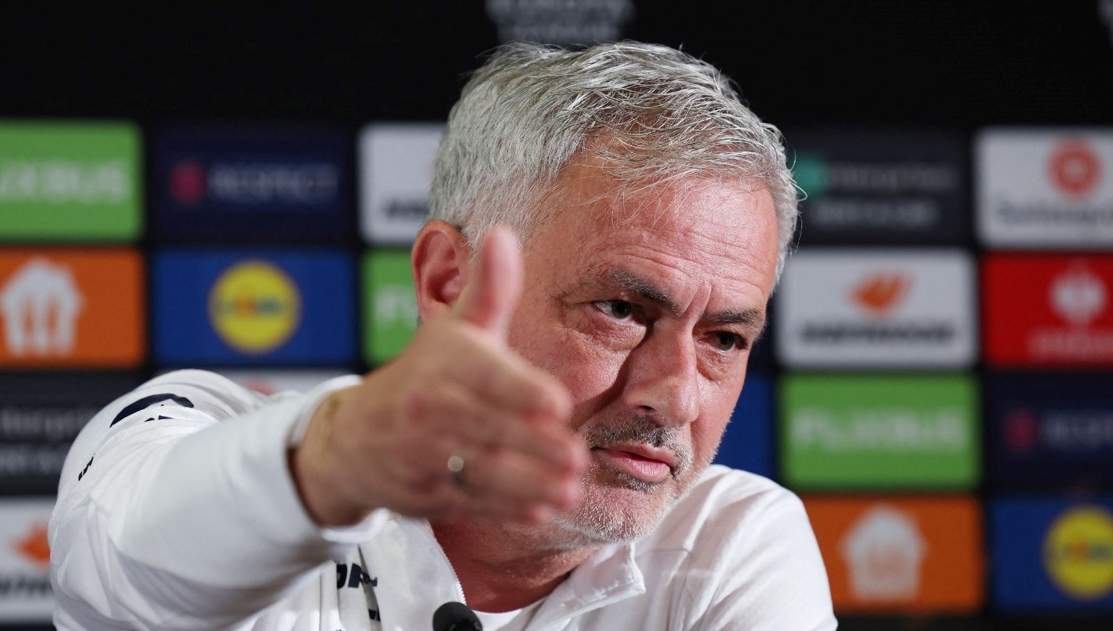 fenerbahcede mourinho iki futbolcunun ustunu cizdi vbIhU3Mt