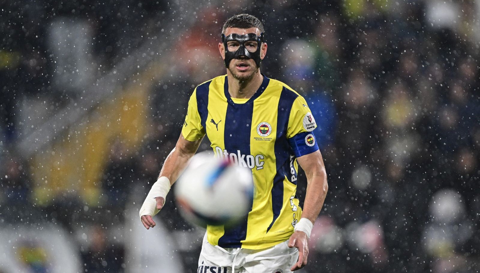 fenerbahcede yeni donemin birinci ayriligi asik r oldu edin dzeko icin karar verildi Uhal7Dpn