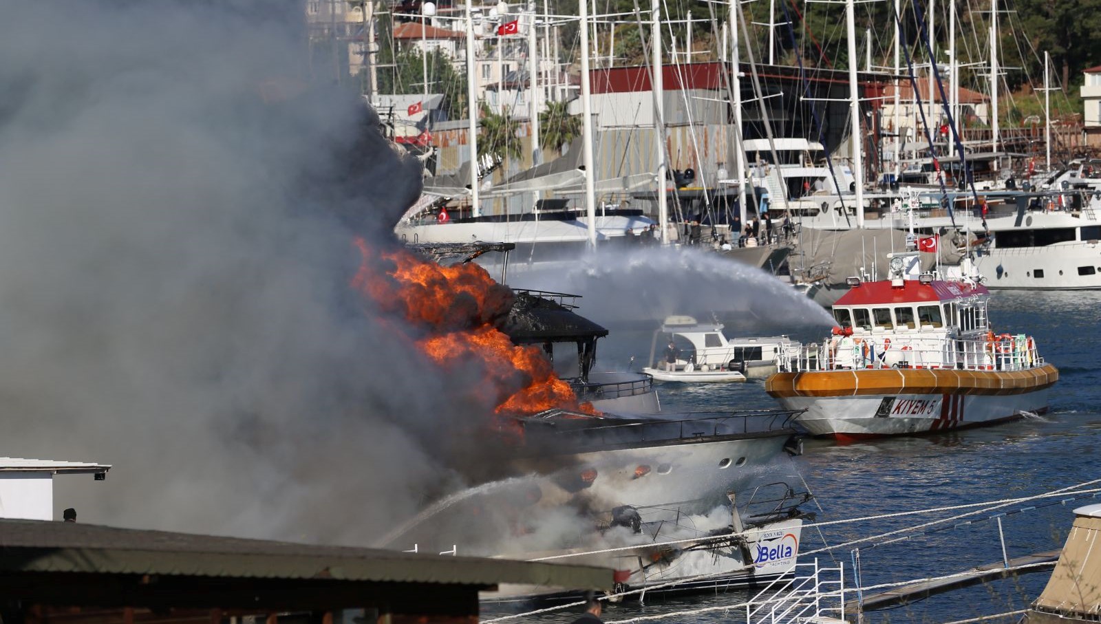 Fethiye'de yangın paniği: Tekneler alev alev yanıyor 71 fethiyede yangin panigi tekneler alev alev yaniyor r3fX57uS