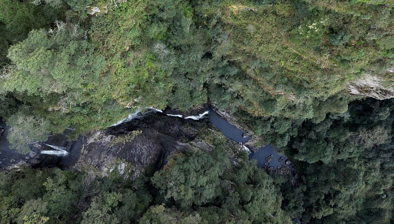 Filipinler'de Minibüs Trajedisi: Uçurum Faciası 5 Can Aldı 71 filipinlerde minibus ucuruma yuvarlandi 5 kisi hayatini kaybetti zTUJa5ml