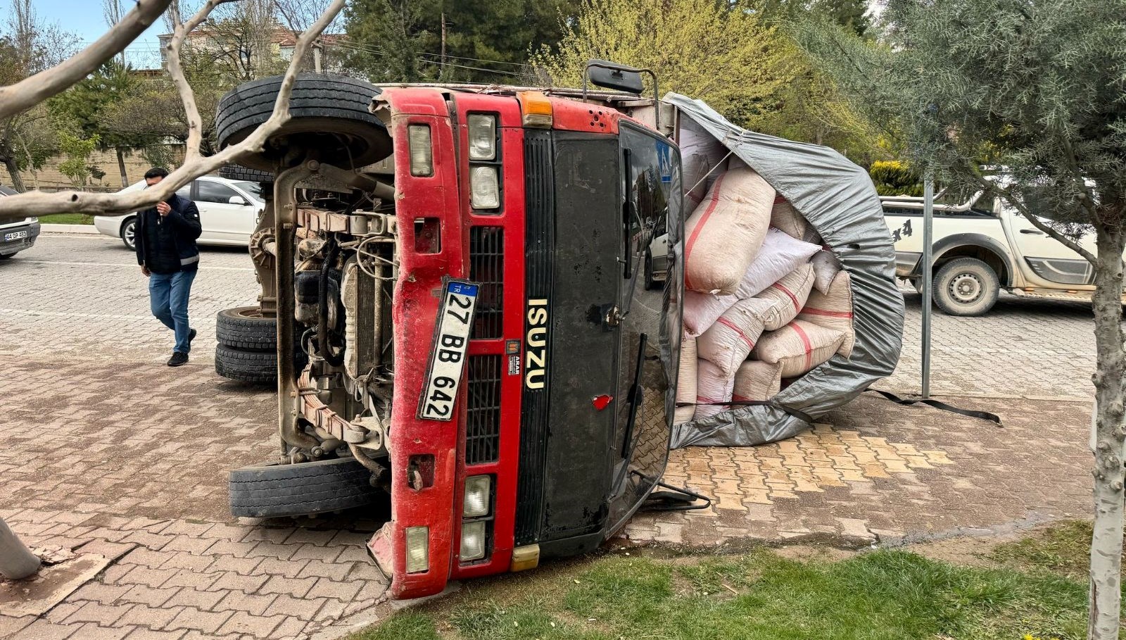 fistik kabugu yuklu kamyon devrildi NtHEZcTa