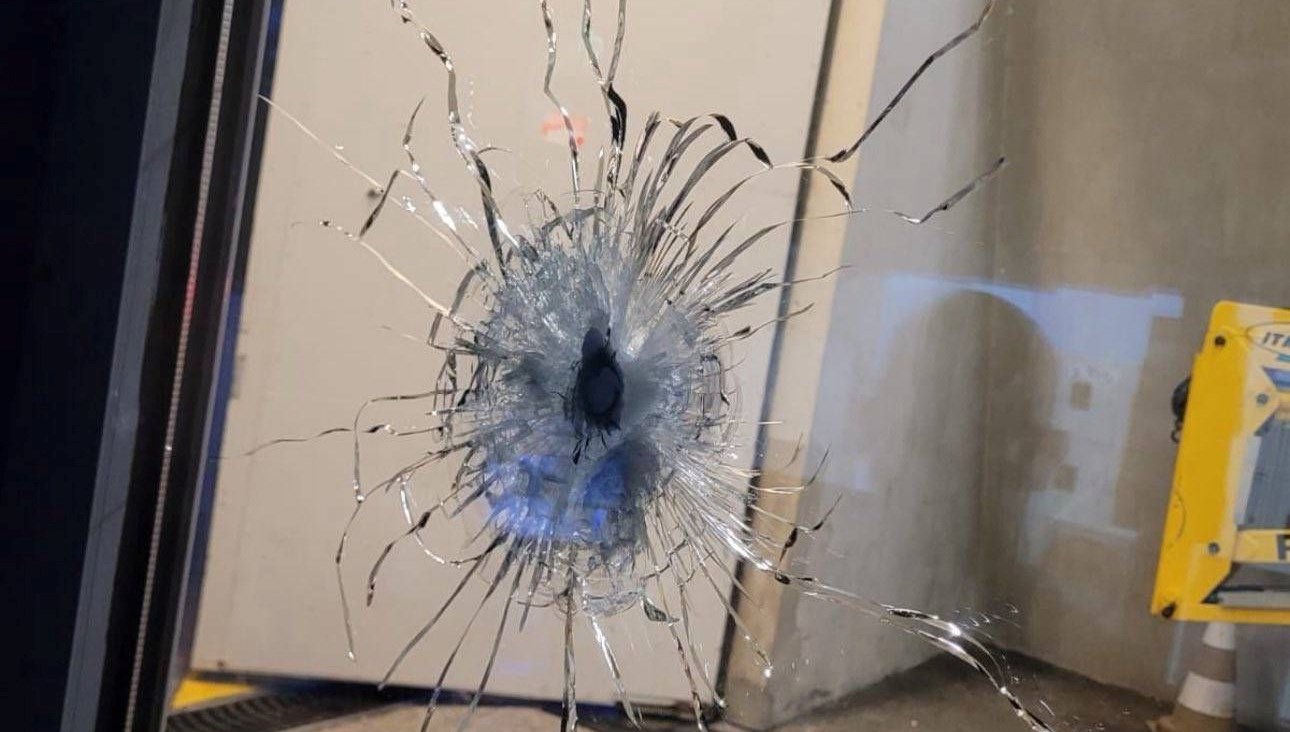 fransada hapishanelere akin araclar kundaklandi otomatik silahla ates acildi d6Pz5qAp