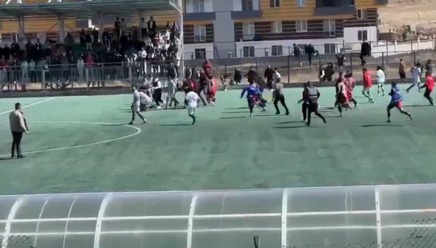 futbol alani savas alanina dondu