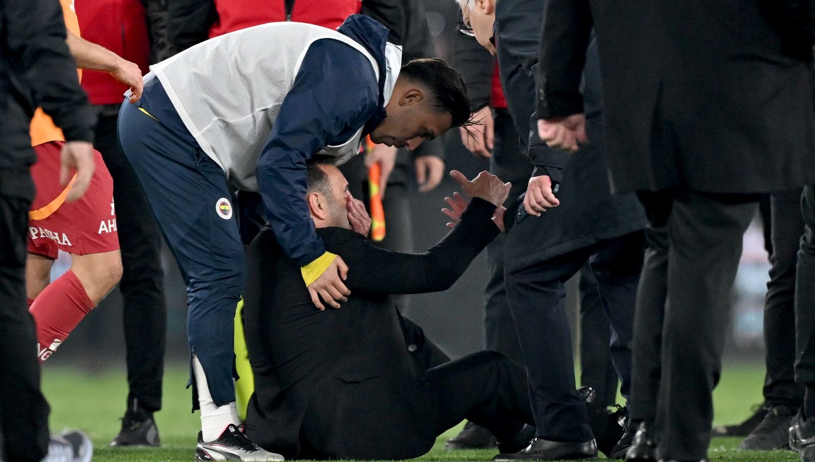 galatasaraydan fenerbahceye yanit allah kimseyi bu saldiriyi savunmak zorunda birakmasin lVabOBtk