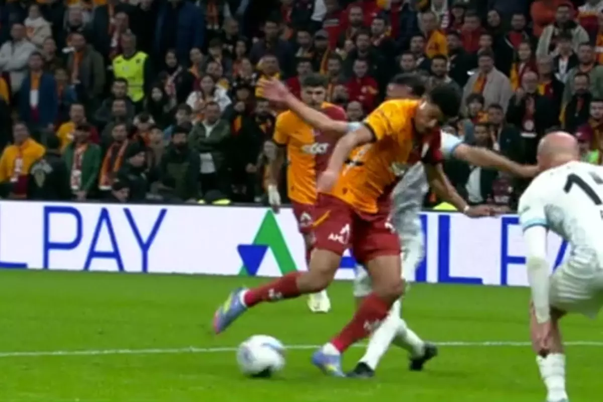 galatasarayin iptal edilen penaltisinda karar yanlissiz mu unlu yorumcular tereddutsuz gorus belirtti