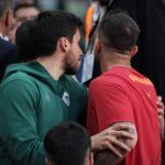 galatasarayli abdulkerim bardakci taraftarlarla atisti tribune kadar cikti gbt8E8QZ