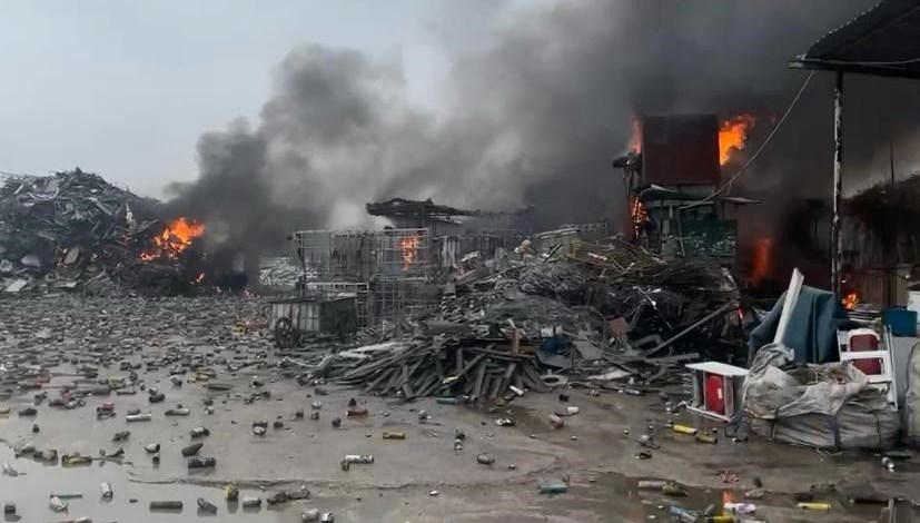 Geri Dönüşüm Tesisinde Korkutan Patlama: Alevler Yükseldi, Yaralılar Var! 71 geri donusum tesisinde evvel patlama sonra yangin cikti 2 kisi yaralandi OWjSOb6v