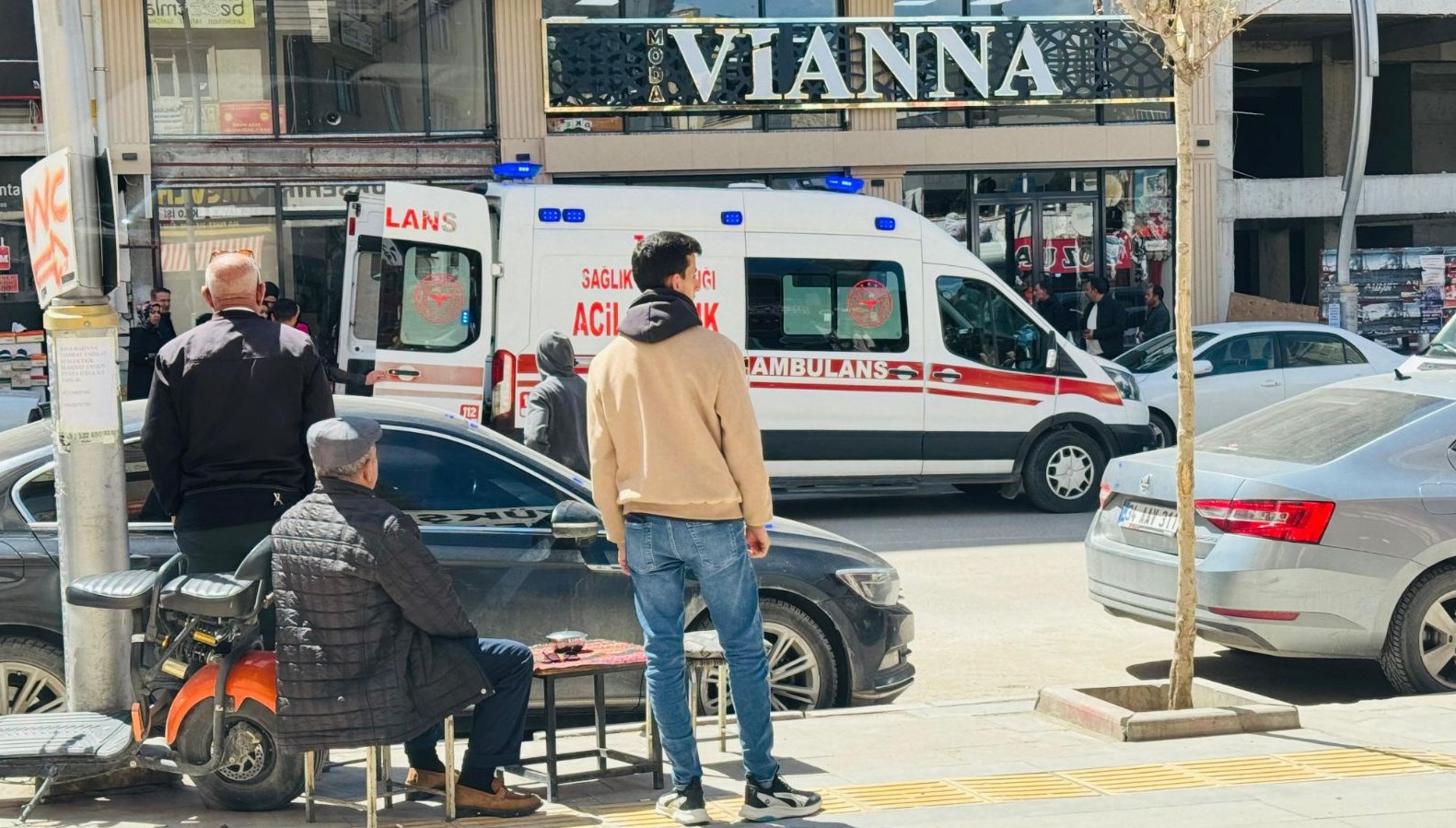 giysi magazasina silahli akin can kaybi ve yaralilar var QsCrlydd