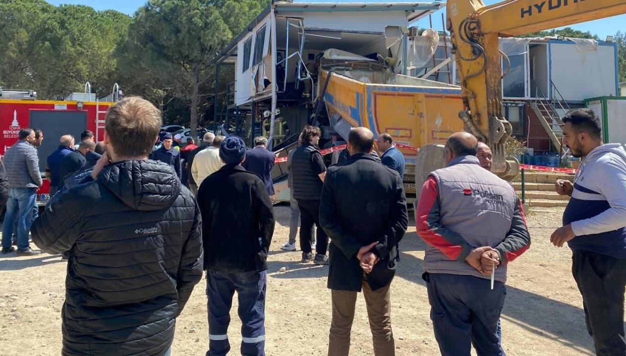 hafriyat kamyonu prefabrik meskene carpti surucu hayatini kaybetti MRYvEgOd