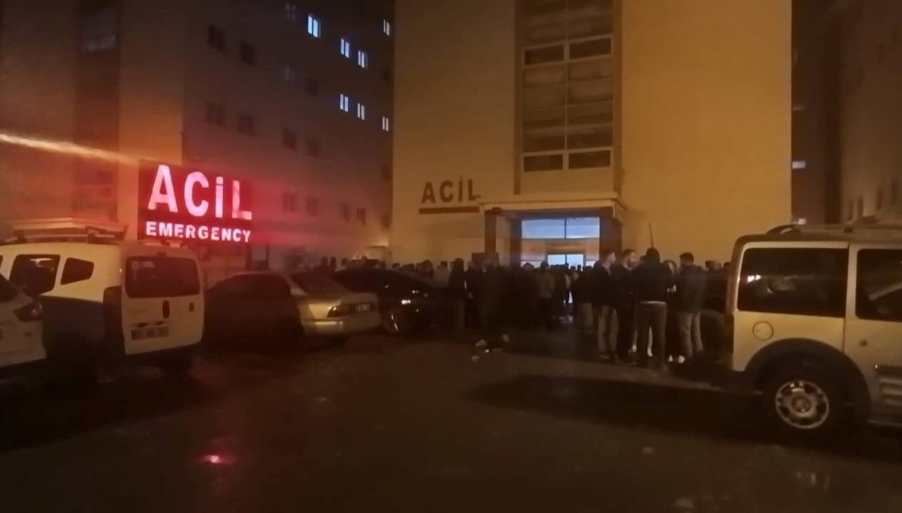 hakkaride gok gurledi 1 kisi balkoldan 1 kisi de catidan dustu