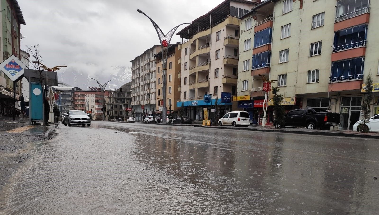 Hakkari'yi Vuran Sağanak ve Dolu: Şehir Beyaza Büründü 71 hakkaride saganak yagis ve dolu tesirli oldu a7IzP6WE