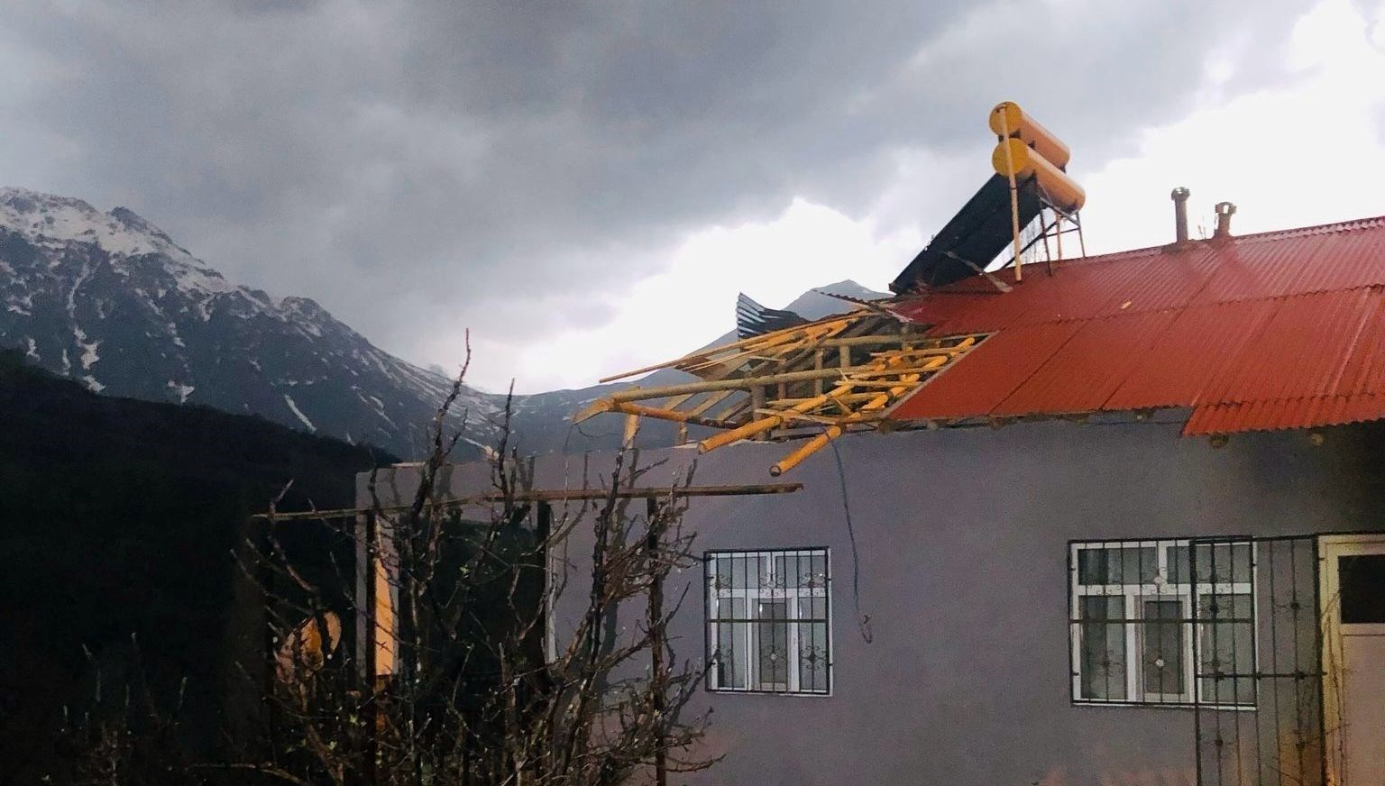 hakkaride siddetli firtina okullar tatil edildi pvgI8VRm