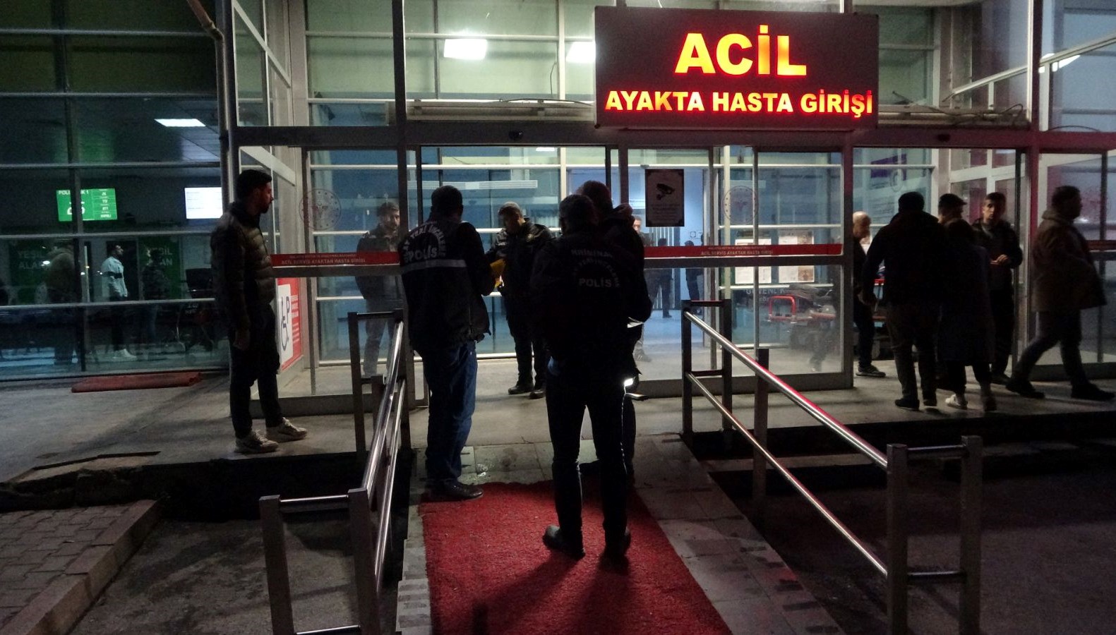 hastane acil servisinde silahli arbede 3 yarali rR98JfEP