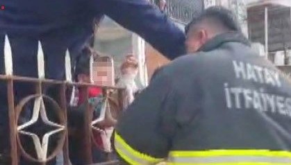hatayda feci olay cocugun koluna demir korkuluk saplandi