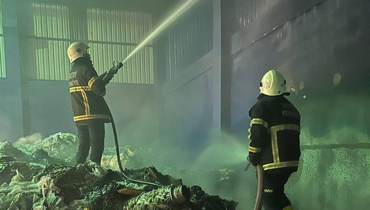 hatayda geri donusum fabrikasinda yangin 7TsJzs3R