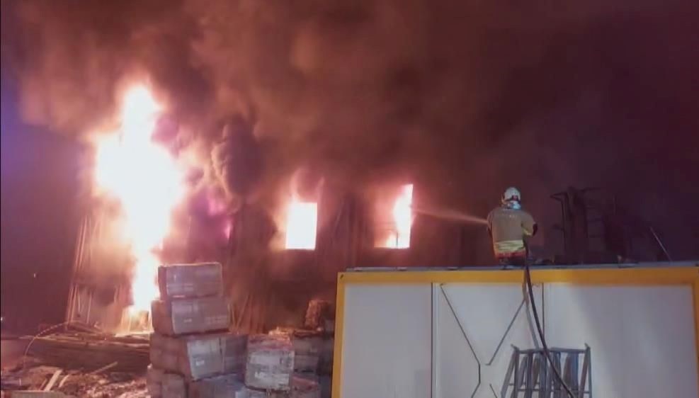 hatayda personel konteyneri alev alev yandi e2y9VLkq