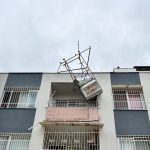 hatayda siddetli firtina 4 katli binanin catisinda su deposu asili kaldi ANA19wMJ