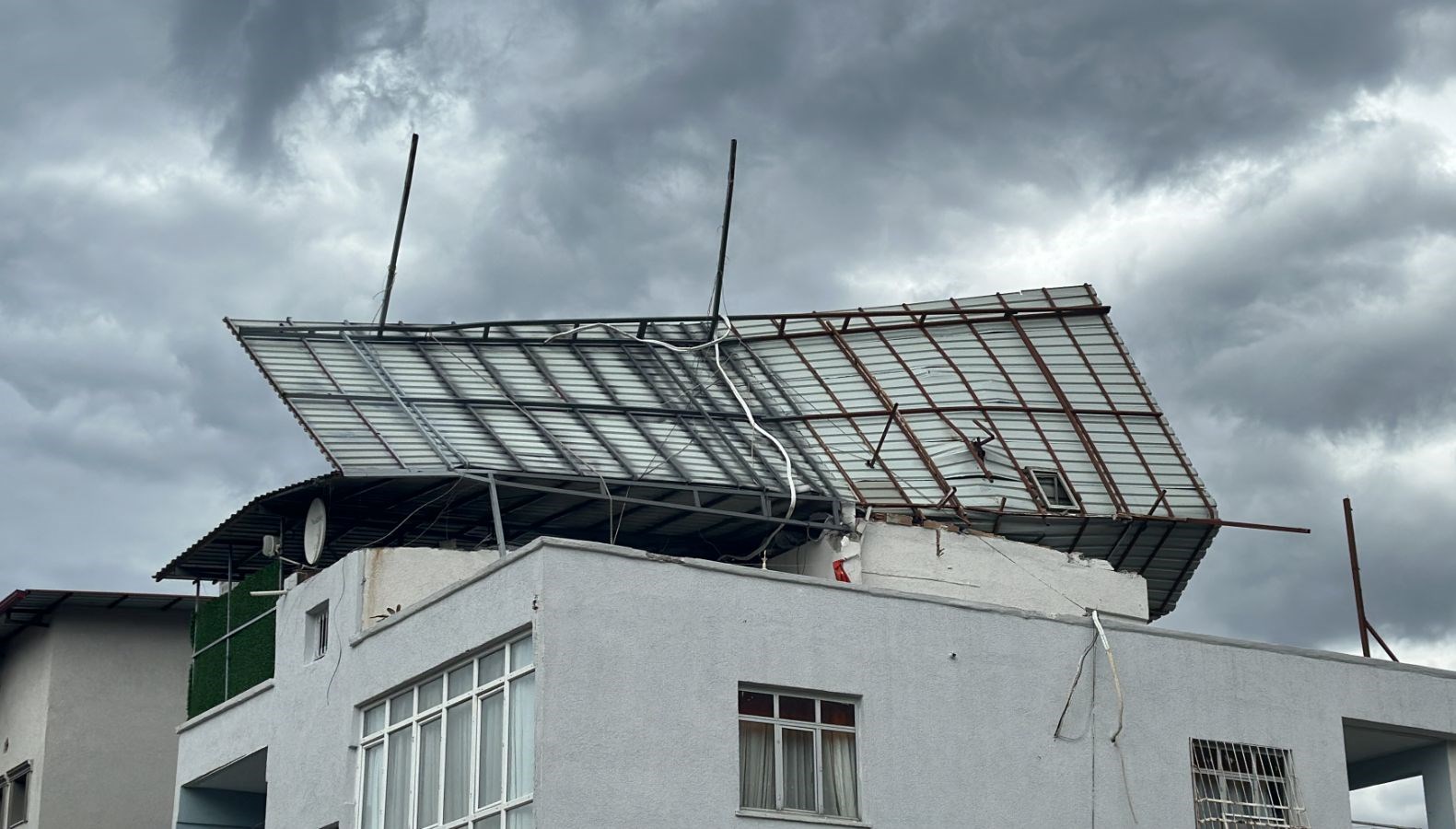 hatayda siddetli firtina catilari ucurdu 2fLQtkMa