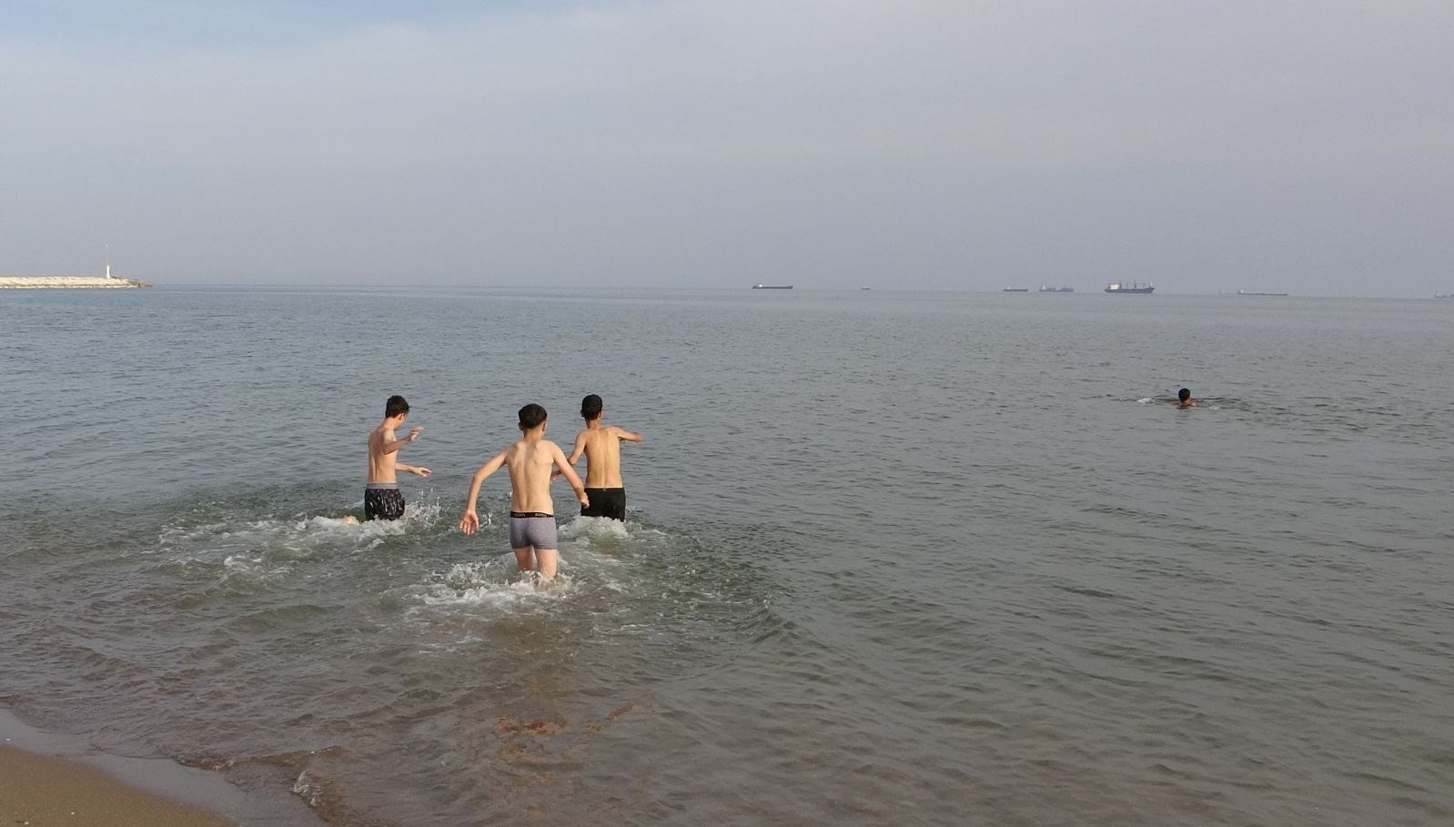 hava sicakligi 28 dereceyi buldu denize girerek serinlediler G1NRKleC