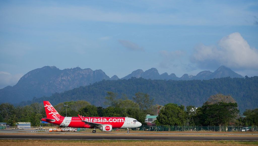 havada kriz yolcu ucagin kapisini acmaya calistigorevliyidarp etti VaYs8r8f
