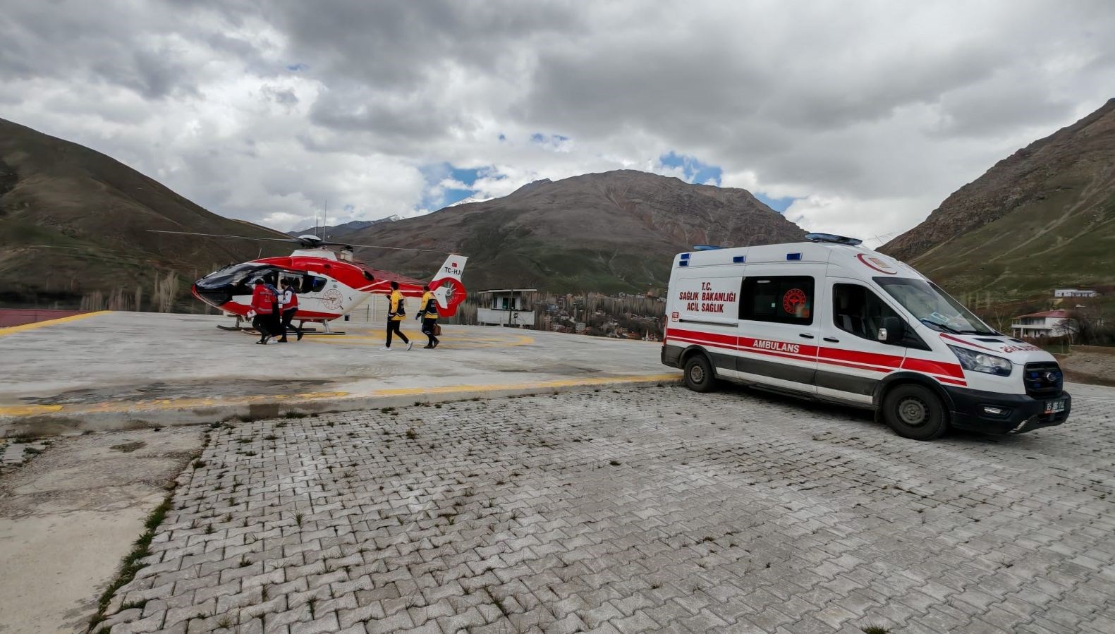 helikopter ambulans 9 haftalik gebe bayan icin havalandi SMNB4IED