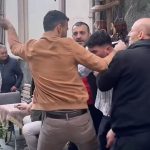 hirsizlik yaptigi iddia edilen kisiyi kufur ederek doverken goruntulendi Bx9Qr8JX