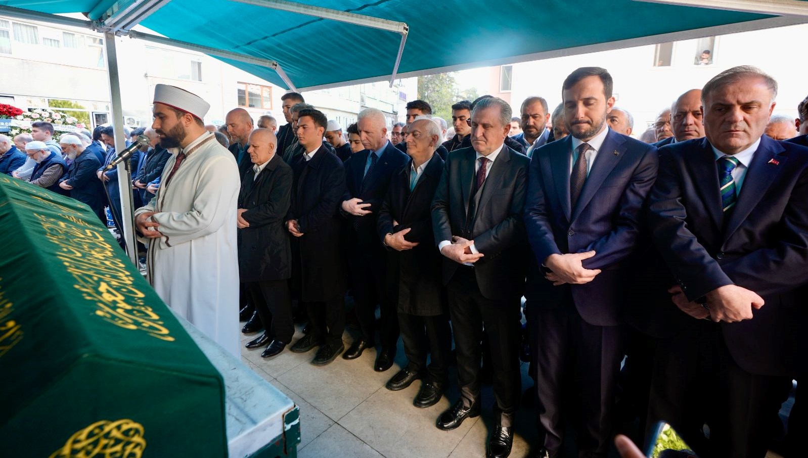 İBB AK Parti'den Okul'un Acı Günü: Babası Son Yolculuğuna Uğurlandı 71 ibb ak parti kume baskanvekili okulun babasi topraga verildi ZcbZw12z