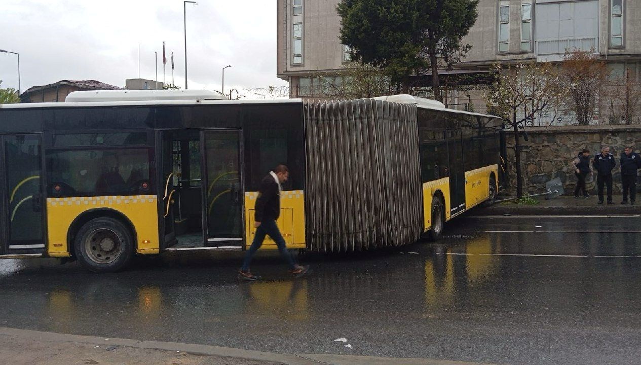 İETT otobüsü duvara çarptı 5 kişi yaralandı 71 iett otobusu duvara carpti 5 kisi yaralandi HY2MRenu