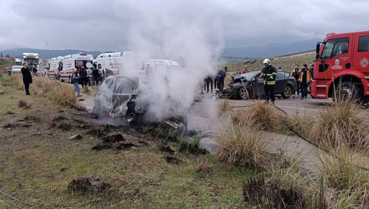 İki araç baş başa çarpıştı: İki meyyit, iki yaralı 71 iki arac bas basa carpisti iki meyyit iki yarali W6dcq7JZ