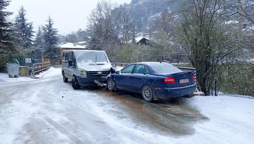 iki arac buz tutan yolda bas basa carpisti KBdLuy86