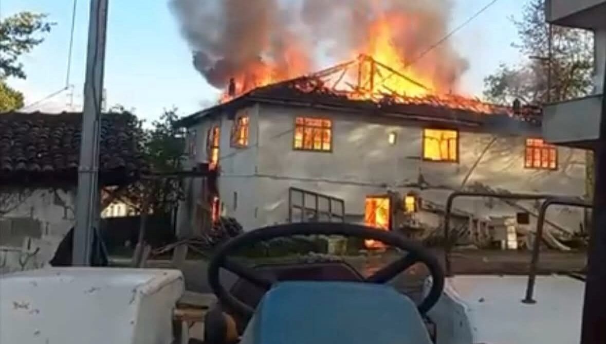 İki katlı mesken alev alev yandı 71 iki katli mesken alev alev yandi uOI8SYL3