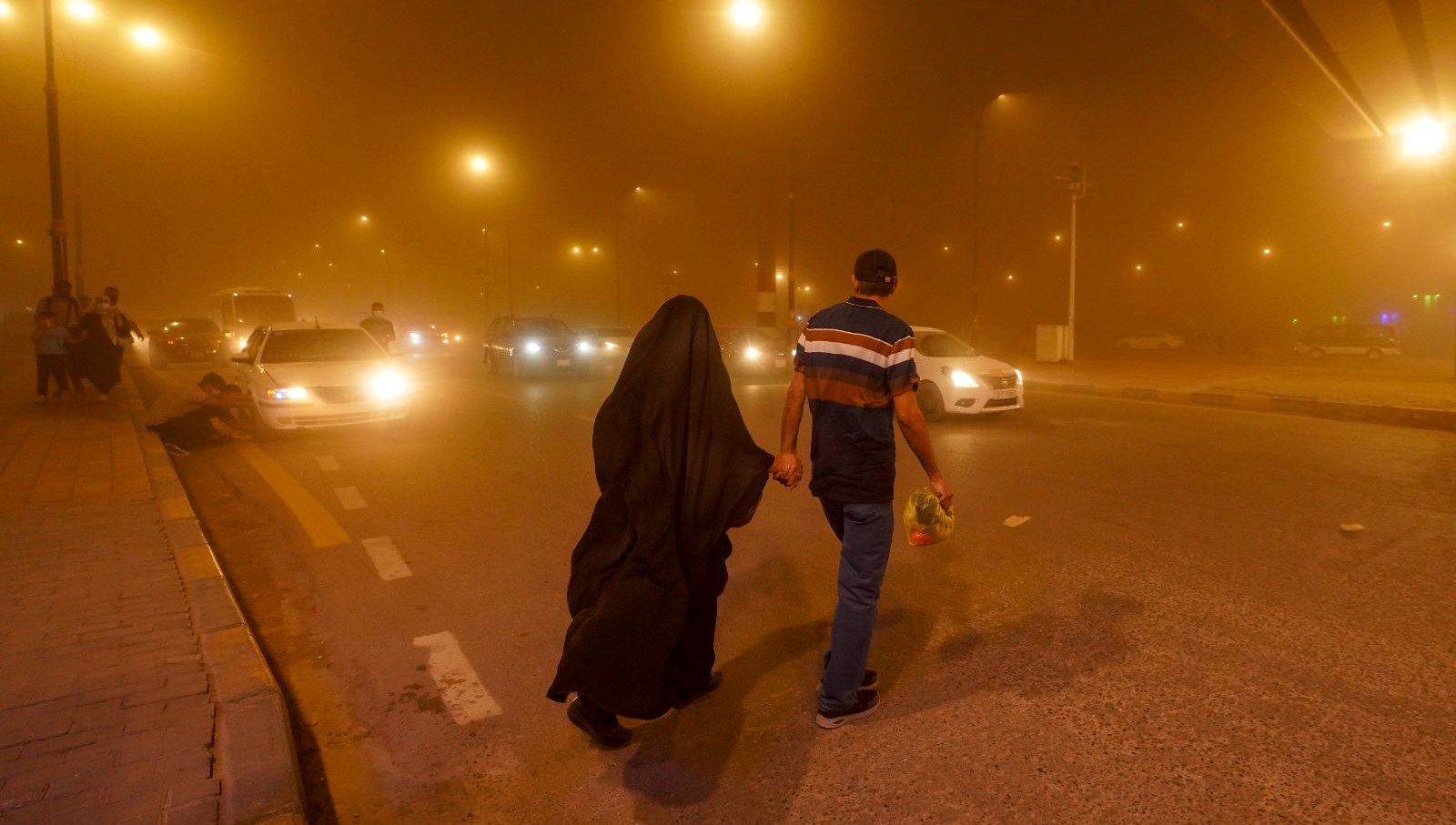 Irak'ta kum fırtınası: Havalimanları kapandı, yüzlerce kişi hastaneye kaldırıldı 71 irakta kum firtinasi havalimanlari kapandi yuzlerce kisi hastaneye kaldirildi 1IrHUdvj