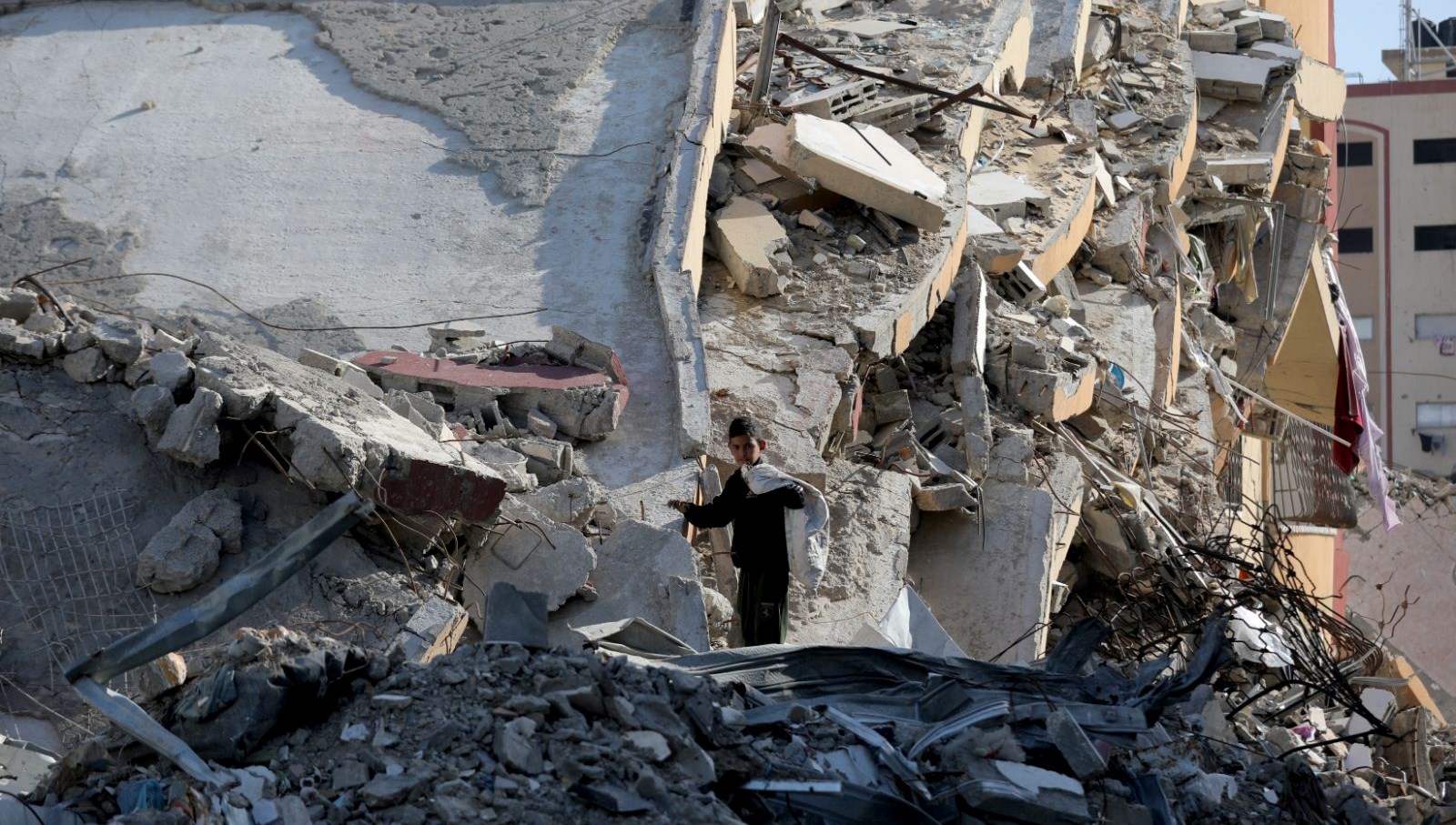 israilden gazzeye hava akinlari 25 filistinli hayatini kaybetti