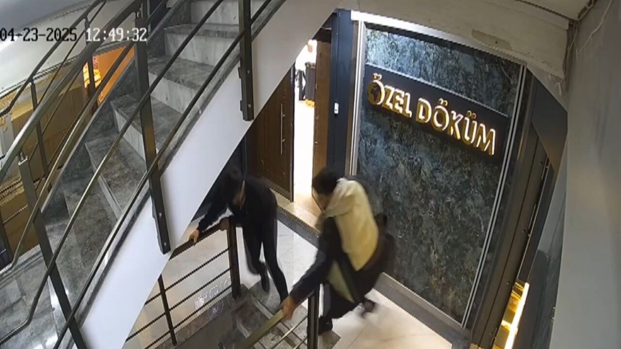 istanbulda deprem sirasinda binalardan panikle cikis anlari UnWuuQUj