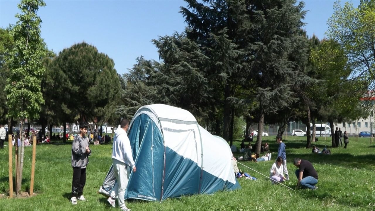 istanbulda evlerine donmekten cekinenler cadir kuruyor FlVpTGPJ